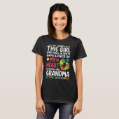 There's This Girl She Calls Me Grandma Autism Awar Tシャツ (正面フル)