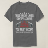 These Guns No Longer Identify As Guns Funny Gun Ri Tシャツ (デザイン正面)