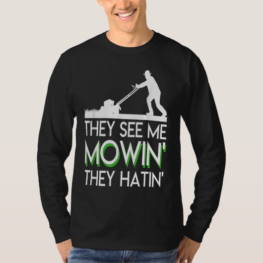 They See Me Mowin They Hatin Lawn Mower Funny Sayi Tシャツ (正面)