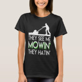 They See Me Mowin They Hatin Lawn Mower Funny Sayi Tシャツ (正面)