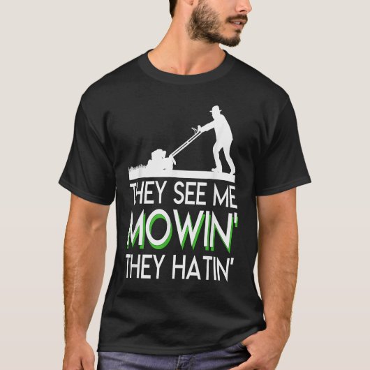 They See Me Mowin They Hatin Lawn Mower Funny Sayi Tシャツ (正面)
