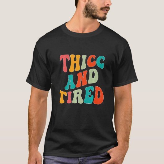 Thicc And Tired Saying Groovy Thicc & Tired Women  Tシャツ (正面)