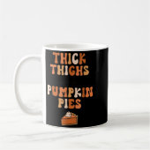 Thick Thighs &amp; Pumpkin Es Baby Thanksgiving Fa コーヒーマグカップ (左)