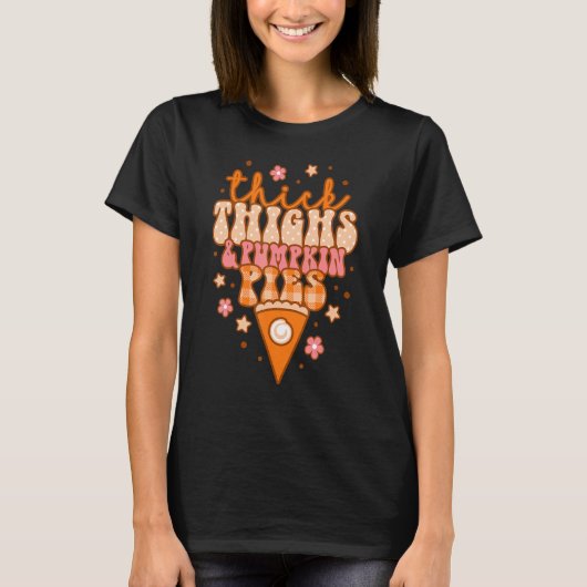 Thick Thighs And Pumpkin Pies Retro Groovy Thanksg Tシャツ (正面)