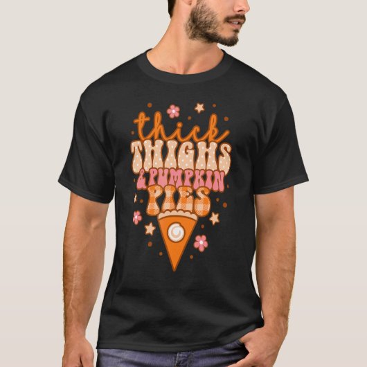 Thick Thighs And Pumpkin Pies Retro Groovy Thanksg Tシャツ (正面)