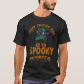 Thick Thighs And Spooky Vibes Messy Bun Skull Witc Tシャツ (正面)