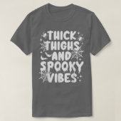 Thick Thighs And Spooky Vibes Shirt Funny Hallowee Tシャツ (デザイン正面)