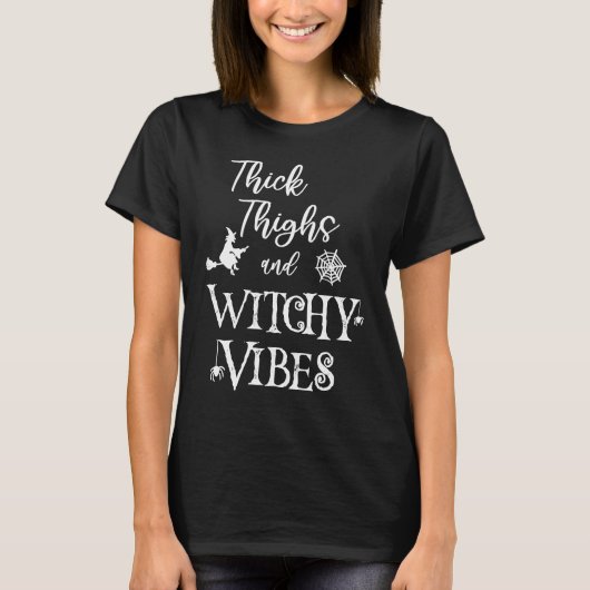 Thick Thighs and Witchy Vibes Halloween Gym Worko Tシャツ (正面)