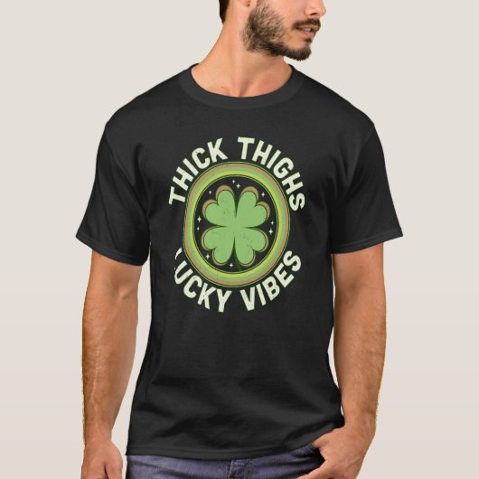 Thick Thighs Lucky Vibes Green C Saint Patrick's D Tシャツ (正面)