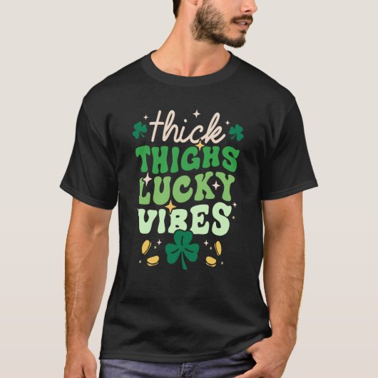 Thick Thighs Lucky Vibes Shamrock Happy St Patrick Tシャツ (正面)