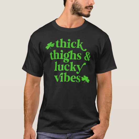 Thick Thighs Lucky Vibes St Patrick's Day Tシャツ (正面)