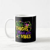 Thick Thighs Mardi Gras Vibes Fleur De Lis Mardi G コーヒーマグカップ (左)