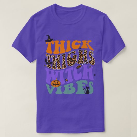 Thick Thighs Witch Vibes Leopard Pumpkin Witch Hat Tシャツ (デザイン正面)