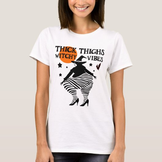 Thick Thighs Witchy Vibes Body Positive Witch Tシャツ (正面)