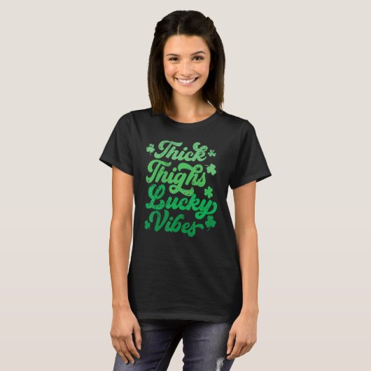 Thick Things Lucky Vibes Retro Patrick's Day Shamr Tシャツ (正面フル)