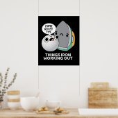 Things Iron おもしろい Working Out Iron Pun Dark BG ポスター (キッチン)