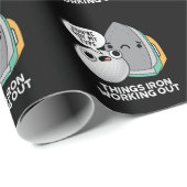 Things Iron おもしろい Working Out Iron Pun Dark BG ラッピングペーパー (ロールコーナー)