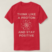 Think like a proton and stay positive funny Scienc Tシャツ (デザイン正面)