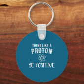Think Like A Proton Be Sitive Funny Science Motiva キーホルダー (正面)