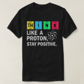 Think Like A Proton Stay Positive Funny Science  Tシャツ (デザイン正面)