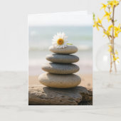 Thinking of You Daisy on a Stone Beach Cairn カード (黄色い花)