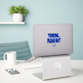 Thinking… Please Wait – Funny Loading Mind Quote D シール (デスク上のノートパソコン)