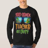 Third grade class teacher on vacation teacher tシャツ (正面)