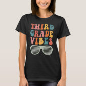 Third Grade Vibes Hello 3rd Grade Teacher 1st Day Tシャツ (正面)