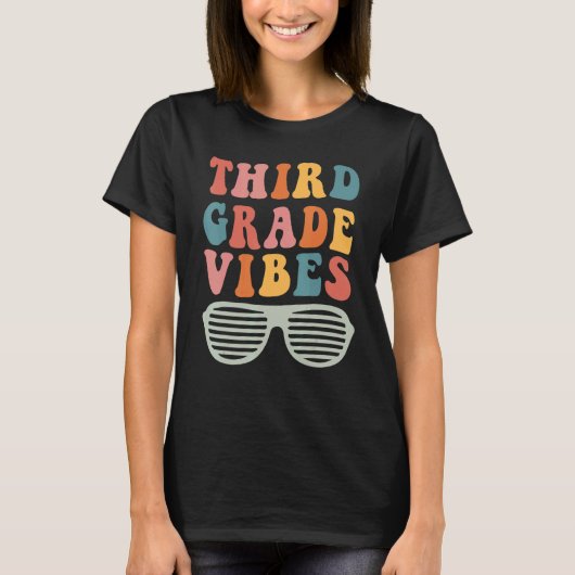 Third Grade Vibes Hello 3rd Grade Teacher 1st Day  Tシャツ (正面)