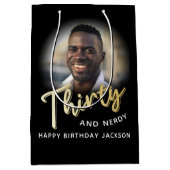 Thirty gold script and custom photo 30th birthday ミディアムペーパーバッグ (正面)