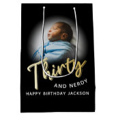 Thirty gold script and custom photo 30th birthday ミディアムペーパーバッグ (裏面)