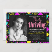 Thirty & Thrivingブラックとレトロの誕生日写真 招待状 (正面)