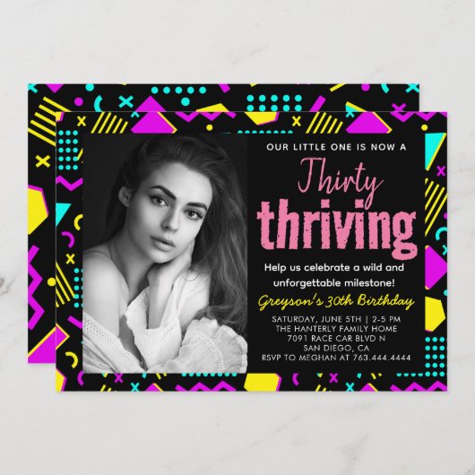 Thirty & Thrivingブラックとレトロの誕生日写真 招待状 (正面/裏面)