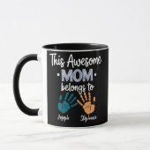 This Awesome Mom Belongs To Handprint Kids マグカップ (左)