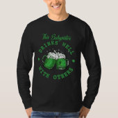 This Babysister Drinks Well With Others St Patrick Tシャツ (正面)