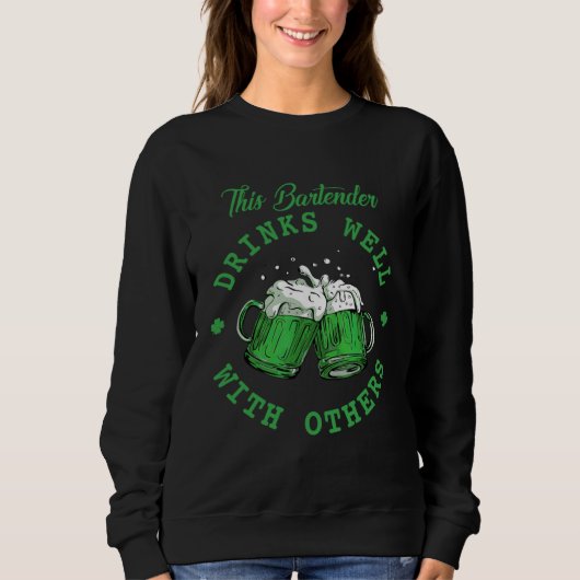 This Bartender Drinks Well With Others St Patrick' スウェットシャツ (正面)