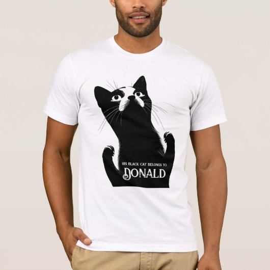 This Black Cat Belongs to [Name] – Personalized Tシャツ (正面)