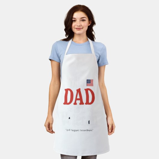 This Dad is a Veteran Apron – Awesome Dad Gift エプロン (着用した状態)