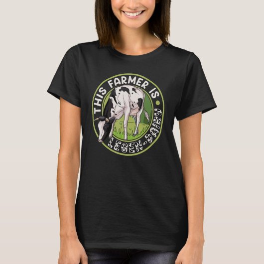 This farmer is legen dairy Pun for a Heifer Farmer Tシャツ (正面)
