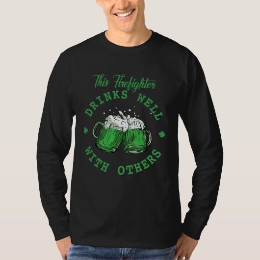 This Firefighter Drinks Well With Others St Patric Tシャツ (正面)