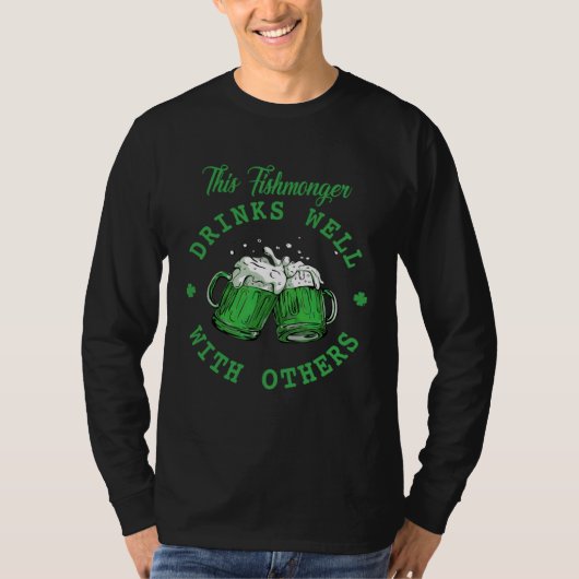 This Fishmonger Drinks Well With Others St Patrick Tシャツ (正面)