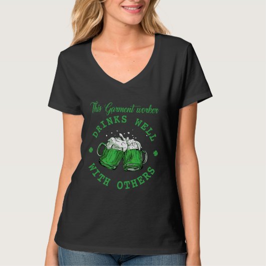 This Garment worker Drinks Well With Others St Pat Tシャツ (正面)