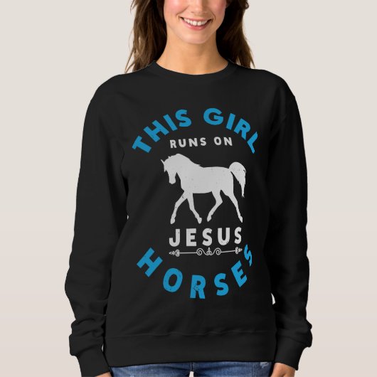 This Girl Runs On Jesus And Horses Equestrian Hors スウェットシャツ (正面)
