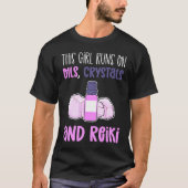 This Girl Runs On Oils Crystals & Reiki Practition Tシャツ (正面)