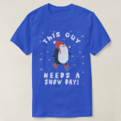 This Guy Needs A Snow Day Ice Skating Penguin Snow Tシャツ (デザイン正面)