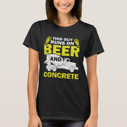 This Guy Runs On Beer And Concrete Concrete Mixer Tシャツ (正面)
