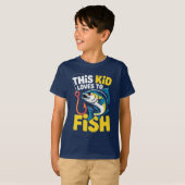 This Kid Loves to Fish Fishing Children Fisherman Tシャツ (正面フル)