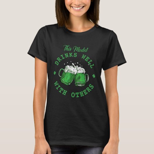 This Model Drinks Well With Others St Patrick's Da Tシャツ (正面)