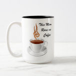 This Mom Runs on Coffee ツートーンマグカップ<br><div class="desc">Funny quote about coffee for the coffee loving Mom! Makes a great gift!</div>
