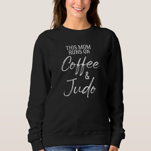 This Mom Runs on Coffee and Judo スウェットシャツ (正面)